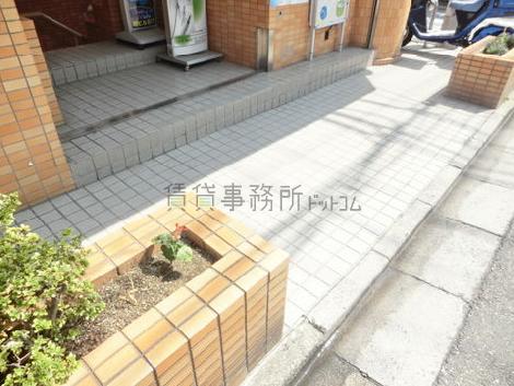 少し段差のある床面