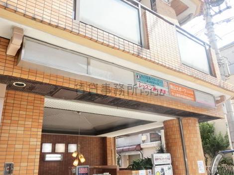 入口上部のテナントサイン
