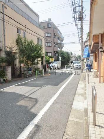 玄関前の通り