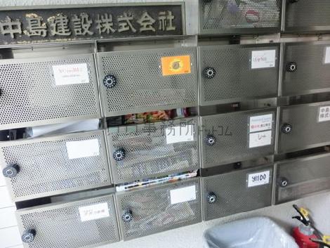 玄関に集合ポストがあります