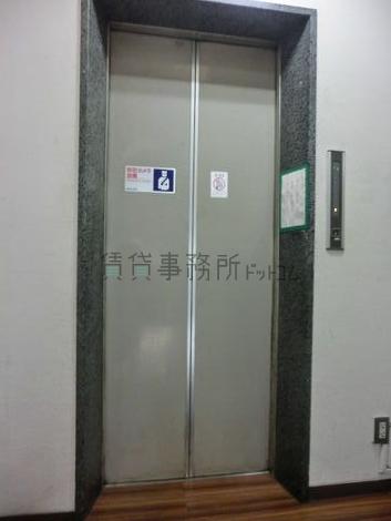 玄関入るとすぐエレベーターが見えてまいります