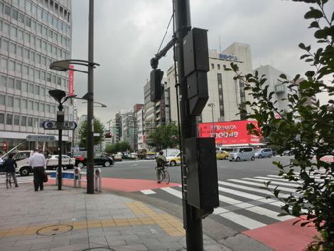十字路の角地にあります