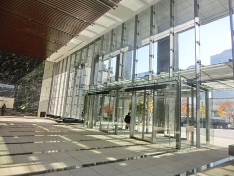 ガラス張りで採光良好です