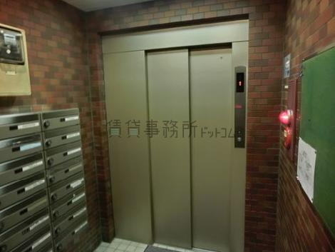 コンパクトなエレベーターホール