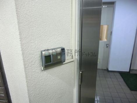 夜間オートロックです