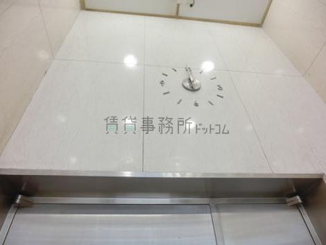 壁を利用した時計です