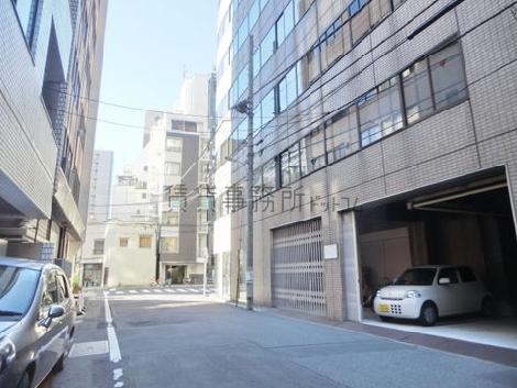 隣接する脇道奥からの見え方