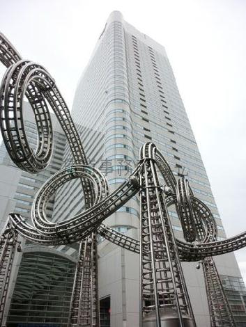 敷地内には大型のオブジェが点在