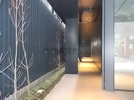 裏手出入口へ