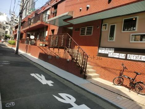 正面入口前は一方通行