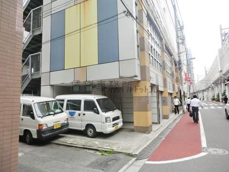 小さな駐車スペースがあります