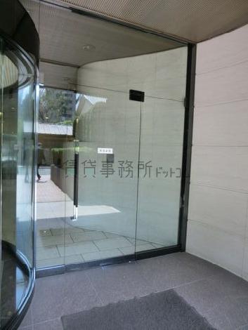 ガラス張りの通用口です