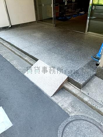 正面玄関前 段差