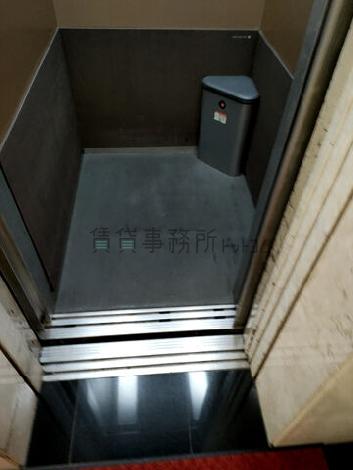 エレベーター内部