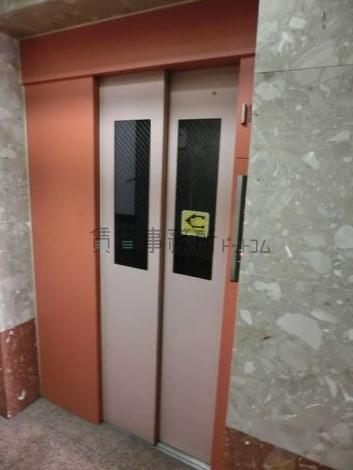 小窓のある扉