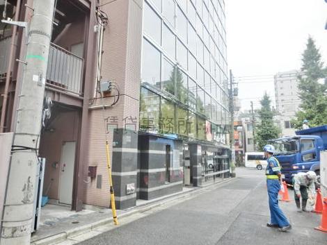 隣接する脇道奥からの見え方