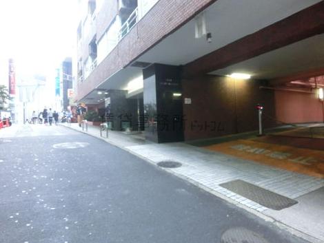 入口は少し坂になっております