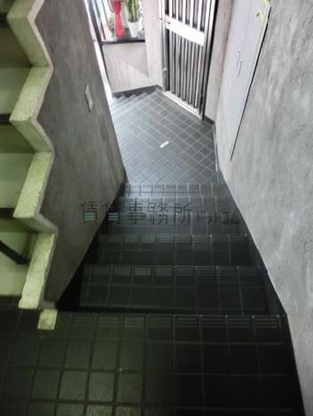 エレベーター手前に階段があります