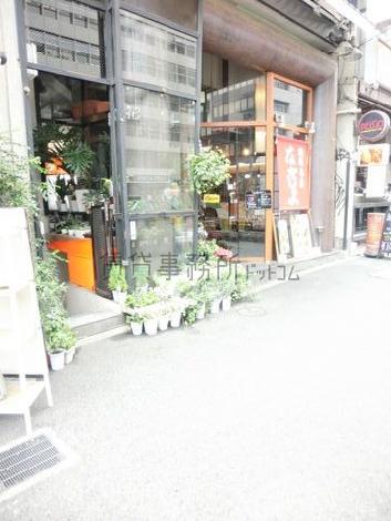 階入居店舗入口の間をぬけて奥にエレベーターエントランスがあります
