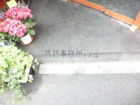 歩道との間に段差があります