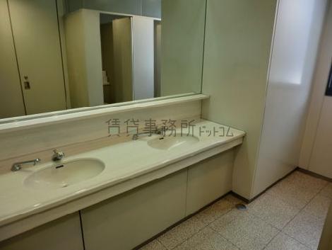 女子トイレ洗面です。