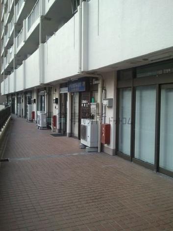階段を上がった2階店舗部分です