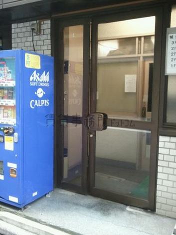 手動の正面玄関です