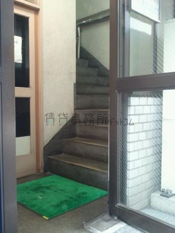 玄関入ってすぐ右手に階段です