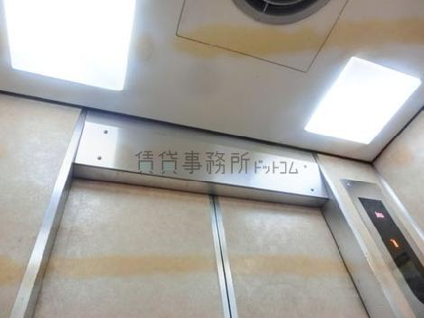 エレベーター内の天井照明