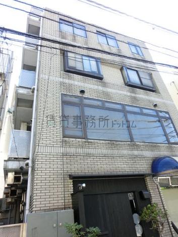 ビルの裏側を左側から撮影