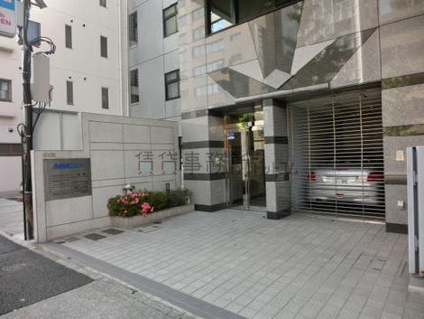 エントランス前はスペースがあります