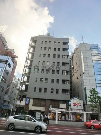 前面道路の交通量は盛んです