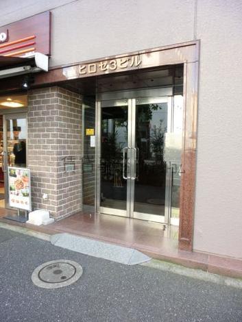 ビルのサインの入った入口