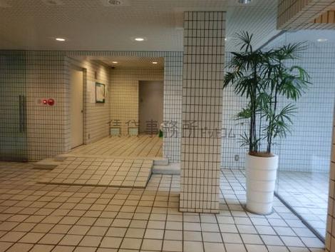 エントランスの窓越しに撮影