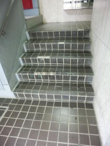 入口入ると階段です