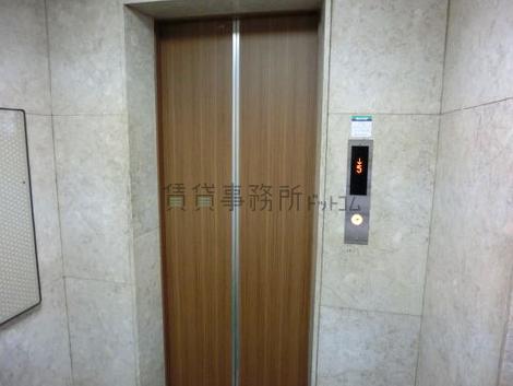 茶色の扉のエレベーターが1基