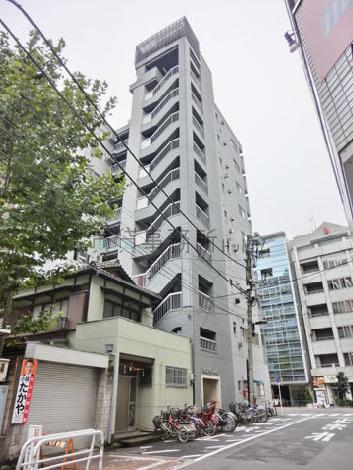 大通りの反対側に外階段が見えます