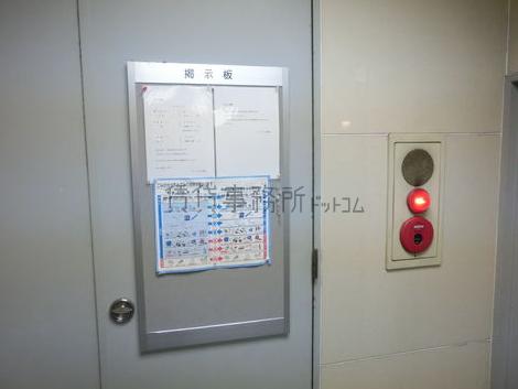 エントランス右手に掲示板が設置されております