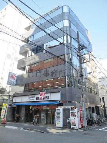 L型に設置されたガラス窓