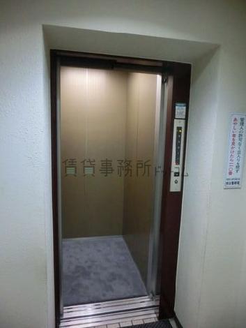 エレベーターかご内です