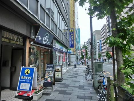 ビル前面の歩道