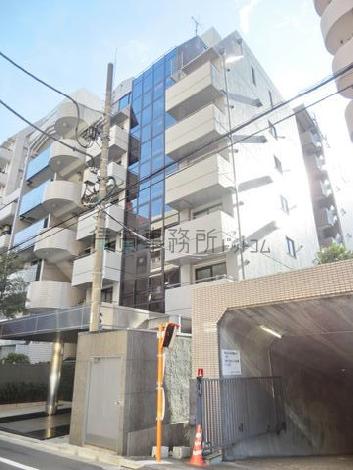 中央をガラス張りでレイアウト