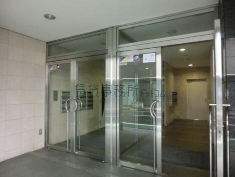 右側は事業用エントランス