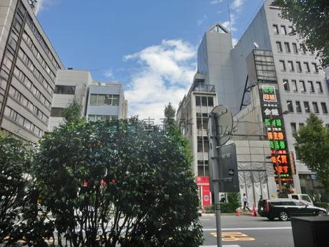 正面入口から見た周辺です