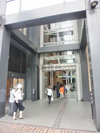 世田谷通り沿いに商業フロアと共通の吹抜けエントランスがあります