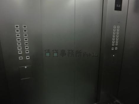両側に操作パネルがあります