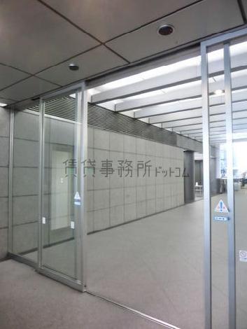 ガラス張りの自動ドアです