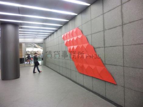 エントランスには大型のアート作品が設置されています