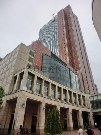 商業施設も多数入居しています