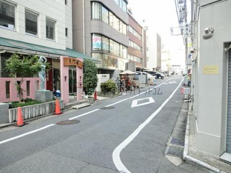 青山通り方面への道